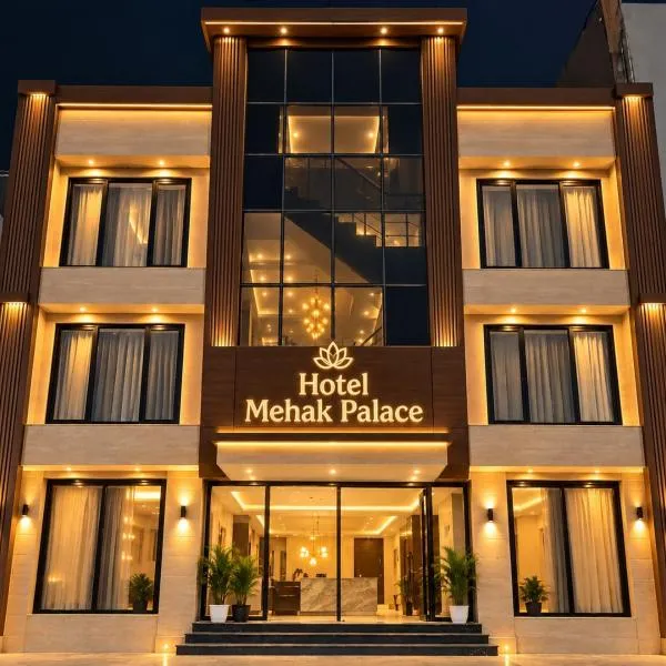 Hotel Mehak Suites, готель у місті Нойда