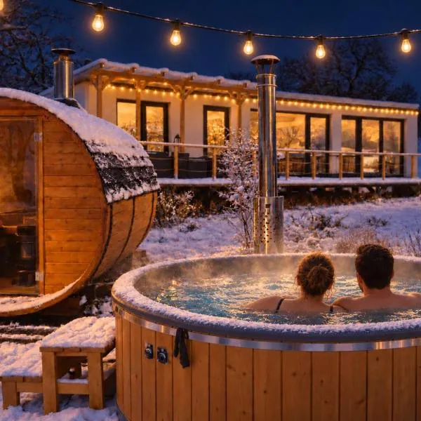Ranch 66 - Wellness Tiny House Black Swallow ve stylu Route 66 se saunou, koupacím sudem a bazénem, hotel a Tršice
