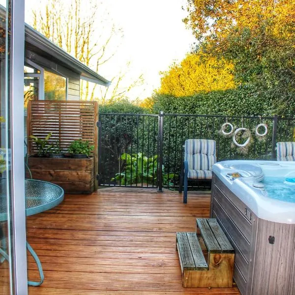 Secluded room with a spa bath on a private terrace, Hotel in Rotorua