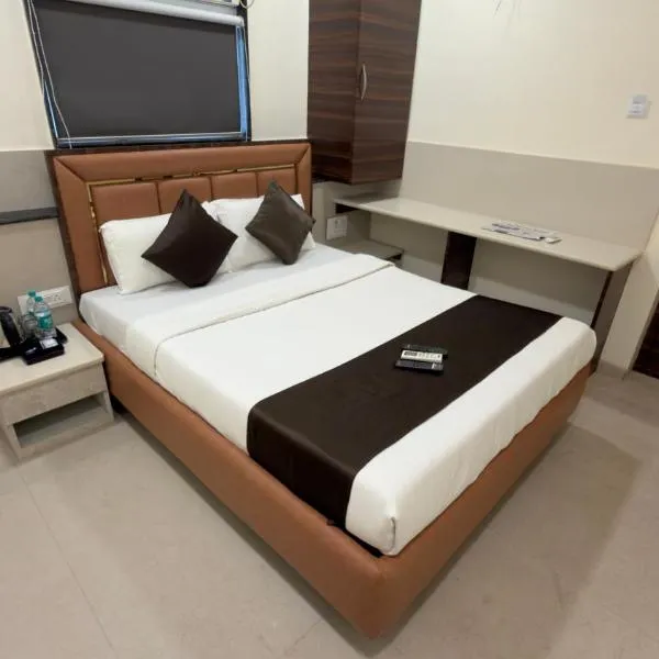 Hotel Triton Sion - Near US Embassy - Hotel Near BKC, hotel di Mumbai