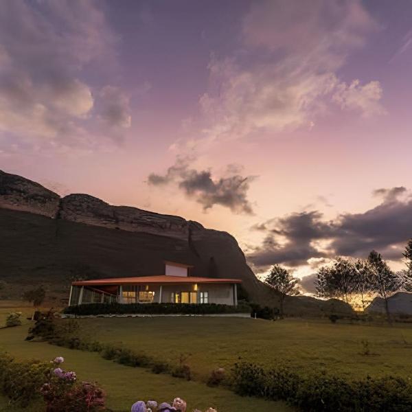 Casa de fazenda com piscina e vista para o Sincorá