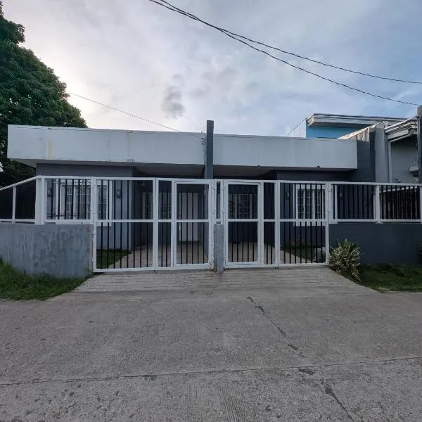 Entire Home Fully Furnished Netflix AC Auto washer and Dryer, hotelli kohteessa Daet
