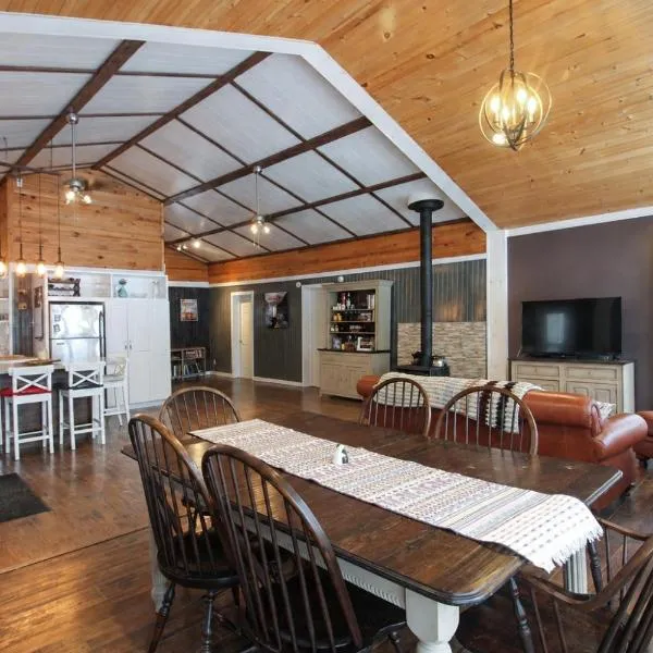 Le Duc on the Lake - Cozy waterfront Cottage, khách sạn ở Saint-André-Avellin