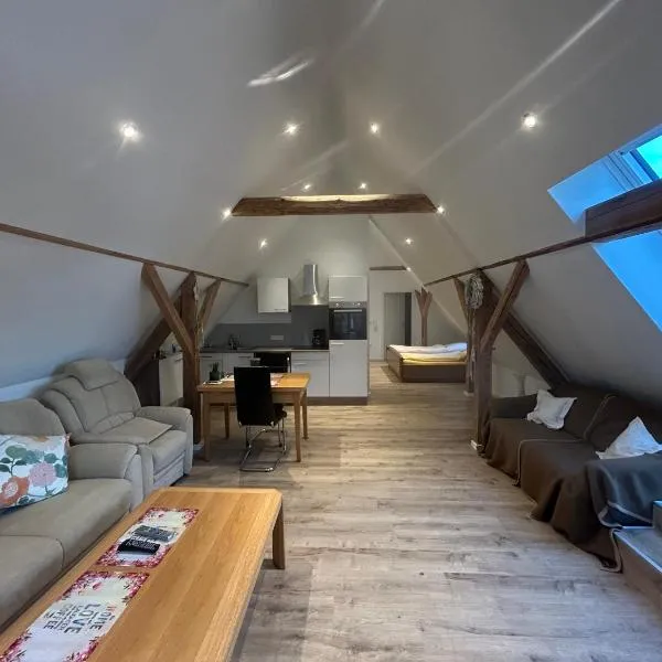 Helles Apartment mit Dachbalkon & Kingsize-Bett, khách sạn ở Bad Wünnenberg