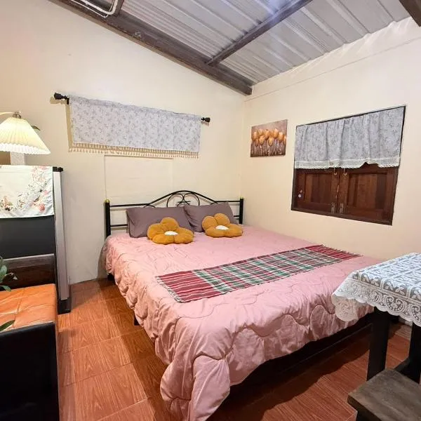 Baan Suan Chay Nam Homestay Amphawa, hotel en Amphawa