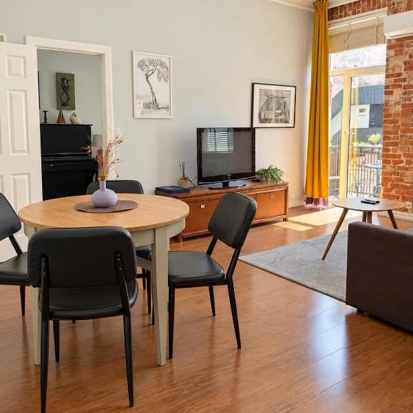 Maironis - Spacious Apartment in the Heart of Kaunas, hotell i Kaunas