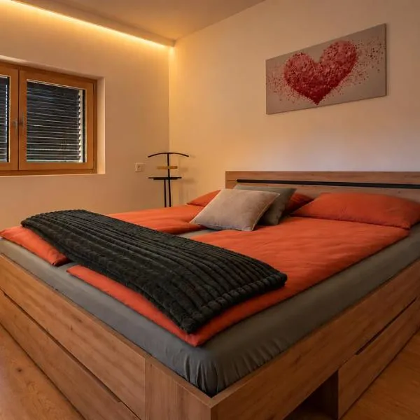 Loly Deluxe Duplex House, Alpine passes Basecamp bikers & Hikers, hotel di Airolo