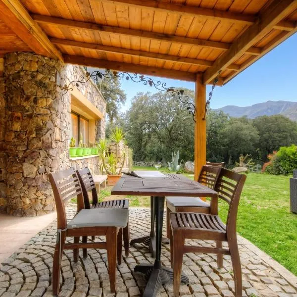 Appartement confortable à Moltifao, vue sur montagne, 50 m²、Moltifaoのホテル