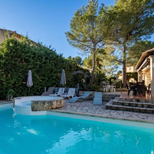 Villa avec piscine à Saint-Raphaël et vue sur la montagne, hotel v destinácii Saint-Raphaël