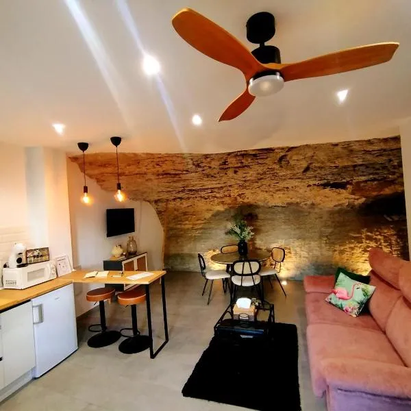 Casa Cueva Las Chicas del Puente, מלון בסטניל