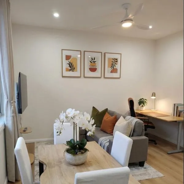 Sleep 4 New 1 bedroom 2 baths Villa Near Parramatta CBD and Westmead hospital, hotel en Westmead