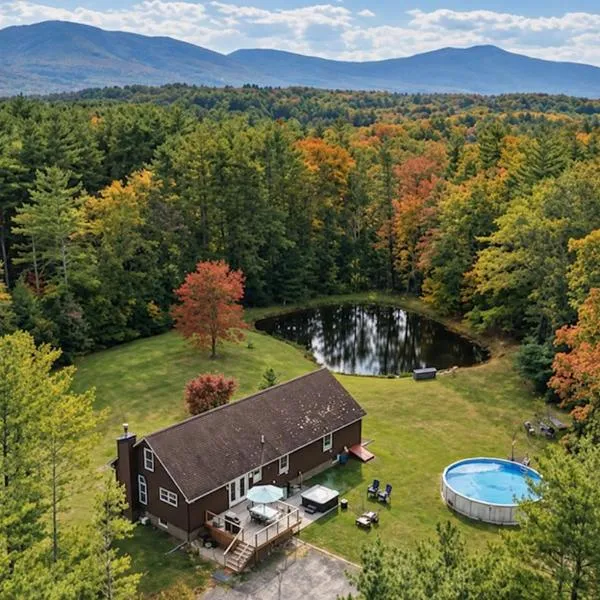 Luxe Catskills Mountain Retreat with Private Pool, Pond, Hot Tub, Fire Pit, Dog Friendly، فندق في Cairo