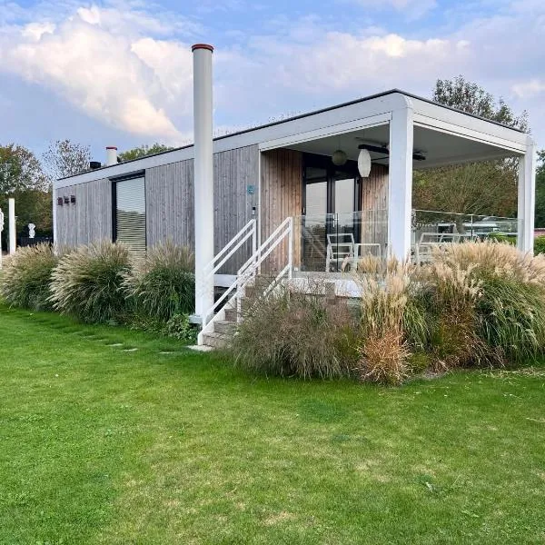 Maasparcje Lodge met Hottub,kamadoBBQ en FirePit, hotel din Roermond