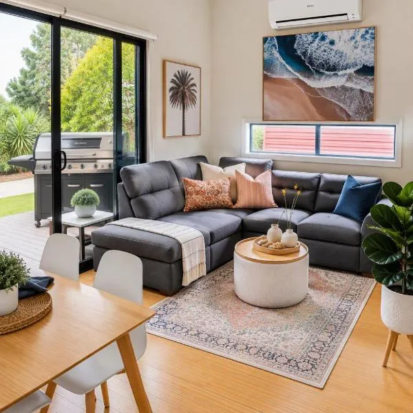 Seaside Villa Oasis - Pool & Wi-Fi, hotel sa Preston Beach