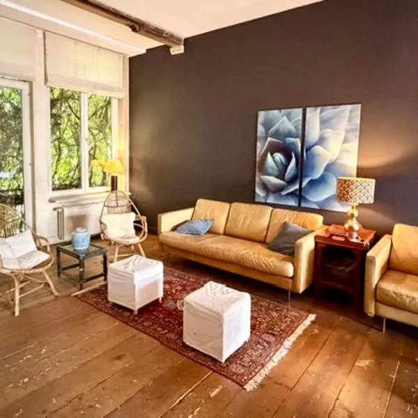 Spacious duplex with terrace in the middle of the center, Hotel in Gent