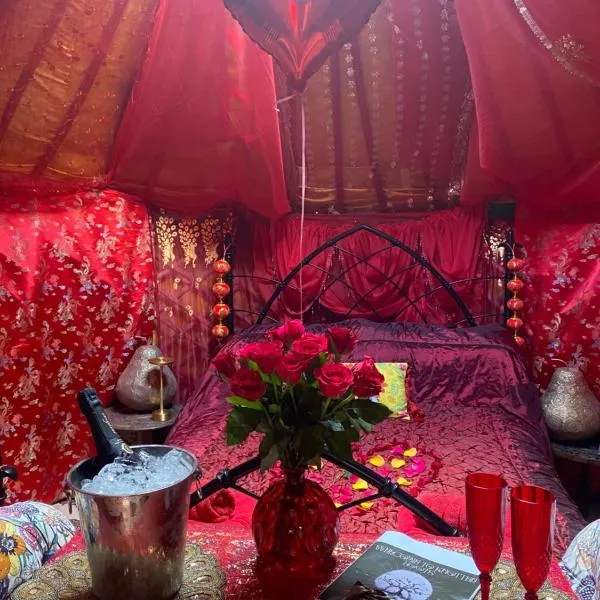 The Shangri La Sunset Yurt, khách sạn ở Tenbury