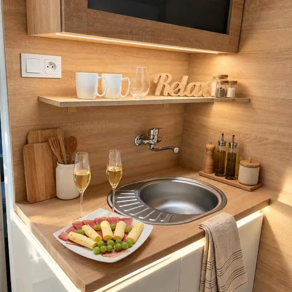 Komfortný apartmán s bazénom a súkromným parkoviskom - 24h self check-in, hotell i Banská Bystrica