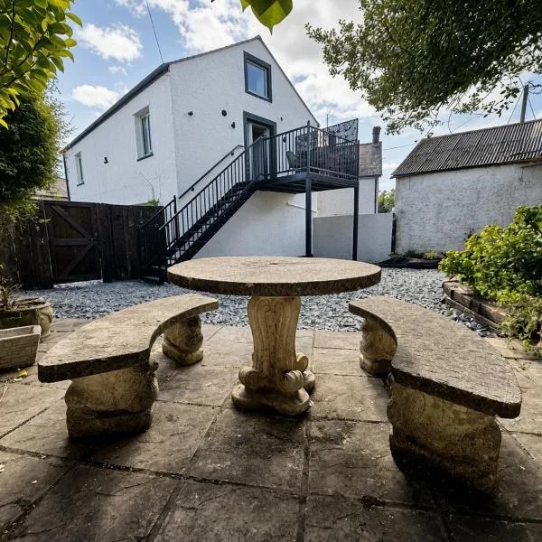 Hen Ystorfa - Deluxe Garden Apartment, hotel in Gwalchmai