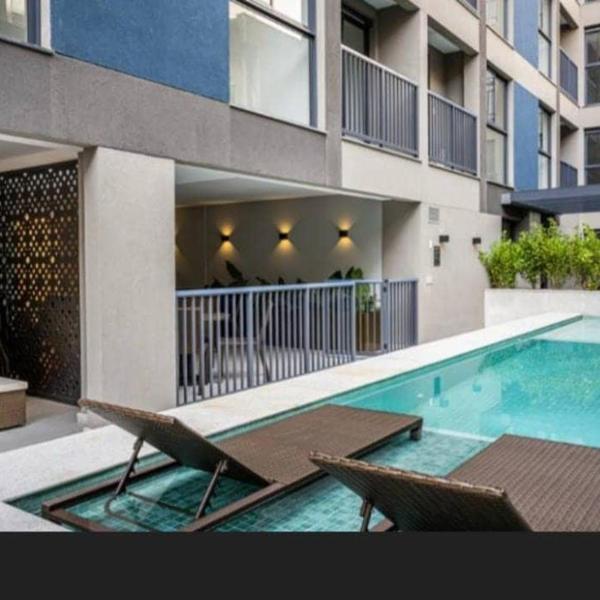 Apê novo e calmo no centro com piscina e academia