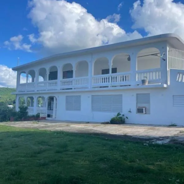 Montecielo Mountain View Near Beach & Airport has Water Reserve, hotel u gradu Canovanas