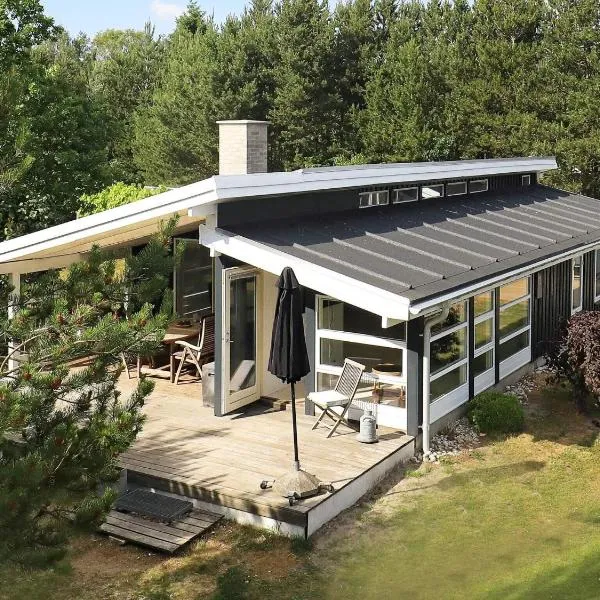 4 star holiday home in Hals – hotel w mieście Hals