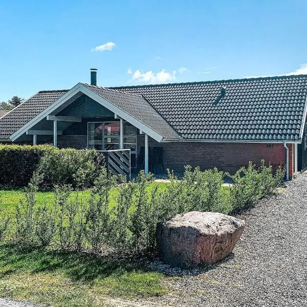 5 star holiday home in Juelsminde, hotell i Sønderby