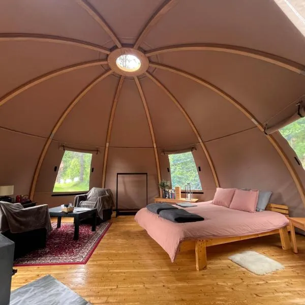 Romantic night in a dome tent lake view, hotel Bjuråker városában