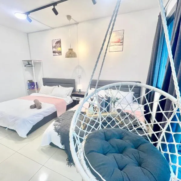 A 1-4 pax Cozy Studio TV Box Pool 100mps Wifi 3 bed Trefoil Setia Alam, hotell sihtkohas Setia Alam