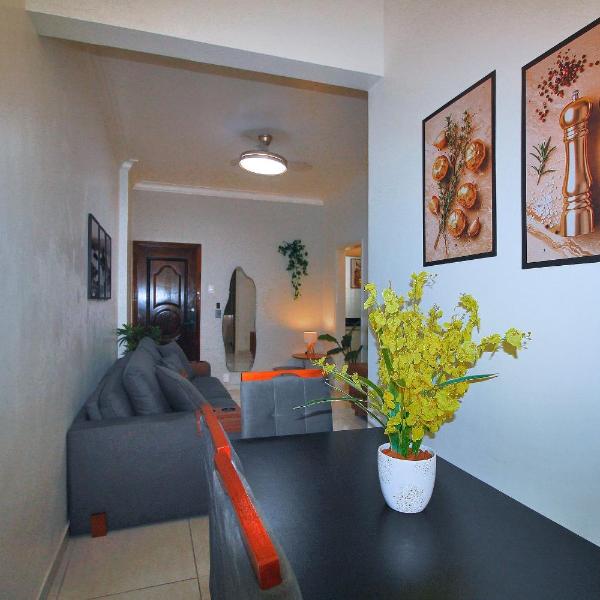 Sala e quarto espaçoso e confortável no Posto 5