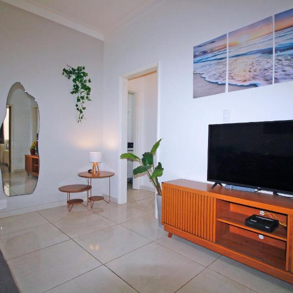 Sala e quarto espaçoso e confortável no Posto 5 - Foto 5