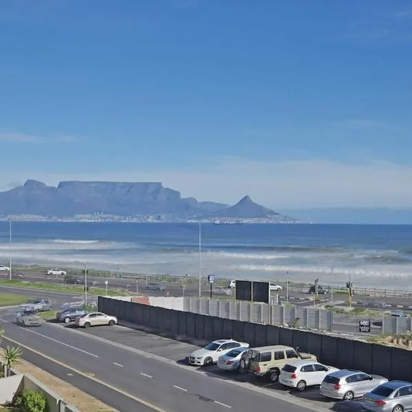 The Bay Oceanfront 2 Bedroom Stay with Pool, Hotel in Bloubergstrand