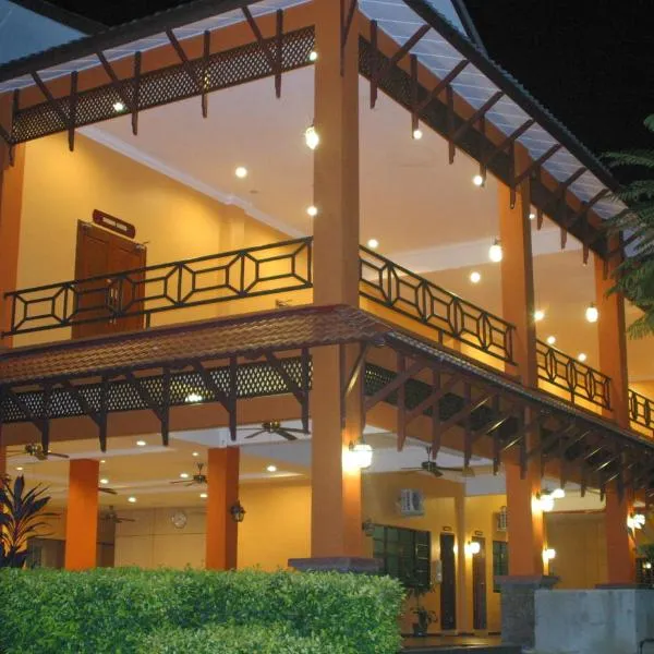 Tanjung Demong Beach Resort, hotel in Kampung Kuala Besut