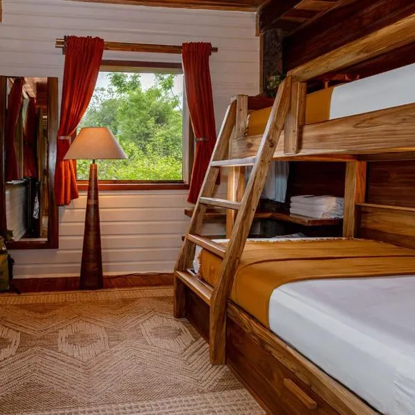Bambuda Lodge، فندق في بوكاس تاون