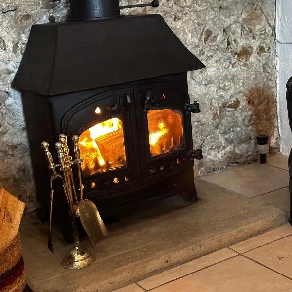 Smugglers Cottage converted Barn with Pool & Jacuzzi NR Lyme Regis, hotel em Whitchurch Canonicorum