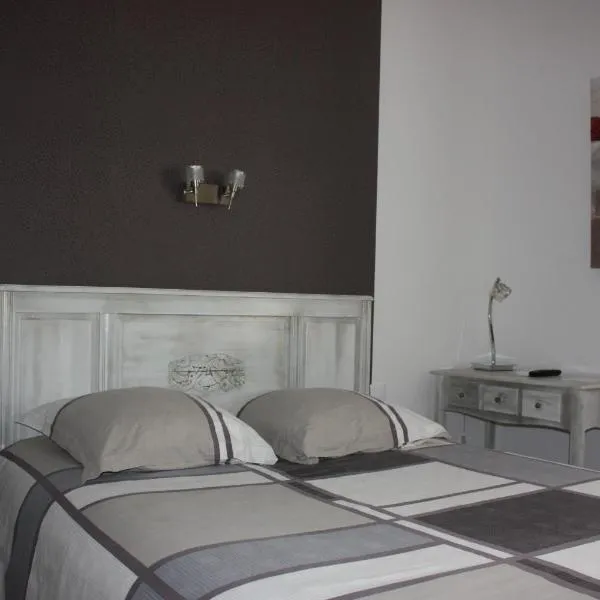 Hôtel le midi – hotel w mieście Montaigu-de-Quercy