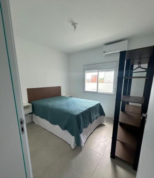 Apt completo ao lado do Barracão, próxima a praia e a avenida principal - Foto 2