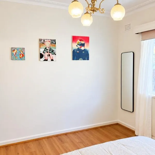 Central Springvale - Beautiful and spacious queen-bed room, hotel in Springvale
