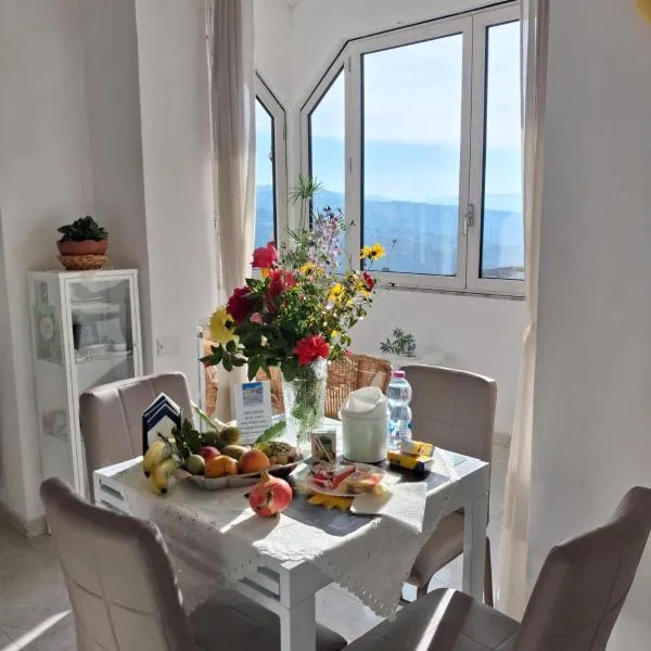 Giardino San Gerardo Maiella vista Castello e con parcheggio interno privato e gratuito, hotel en Muro Lucano