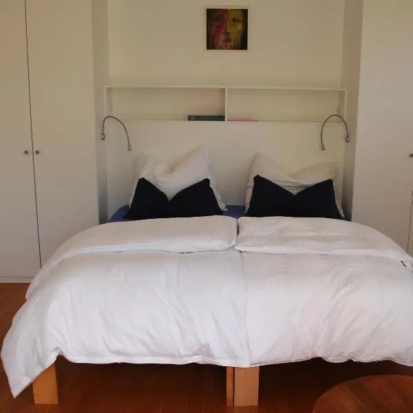 Zimmer am Ring - ruhiges Zimmer im Grünen, Frühstück auf eigener Terrasse mit Morgensonne und fußläufig zum Badeplatz Schwarzindien am Mondsee, hotel a Sankt Lorenz