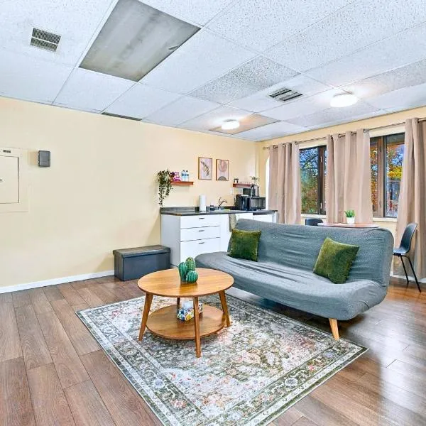 Stylish Pet Friendly Apartment Near Little Italy, hotel v destinácii Ottawa