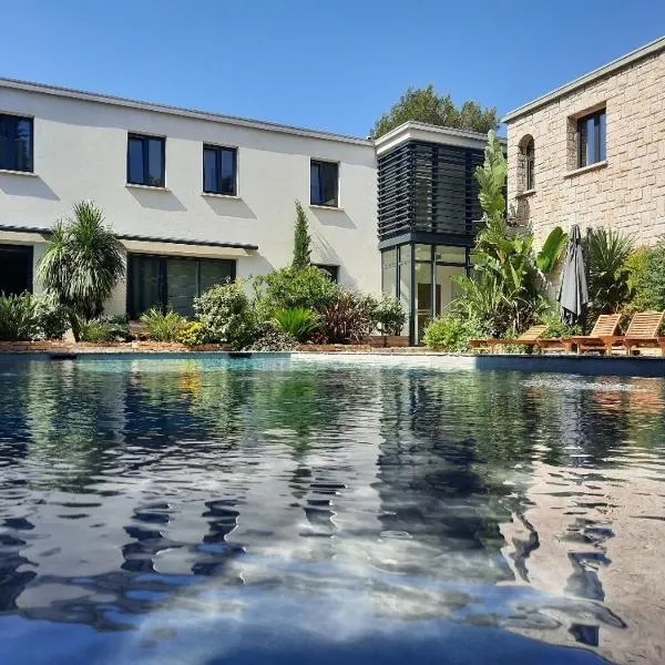 HPC Suites - Cassis Centre - Parking securisé et Piscine Chauffée、カシのホテル