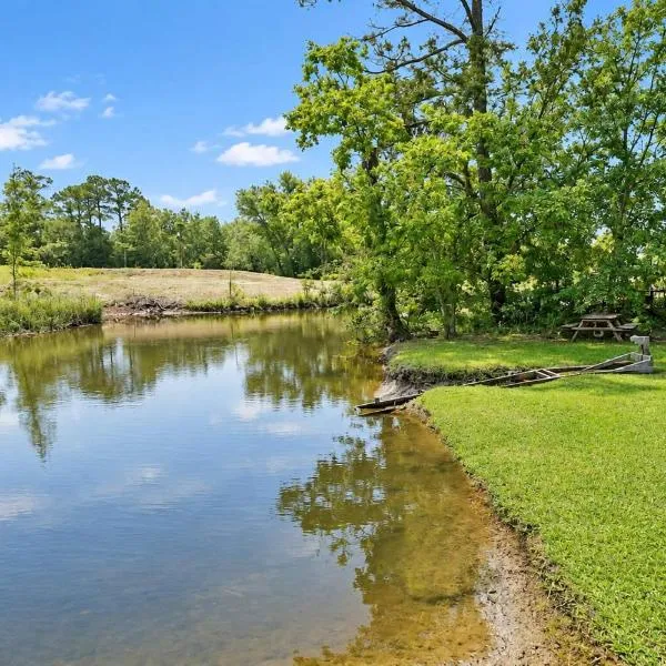 Biloxi Waterfront House View of Bayou with fishing, hotel u gradu Biloksi