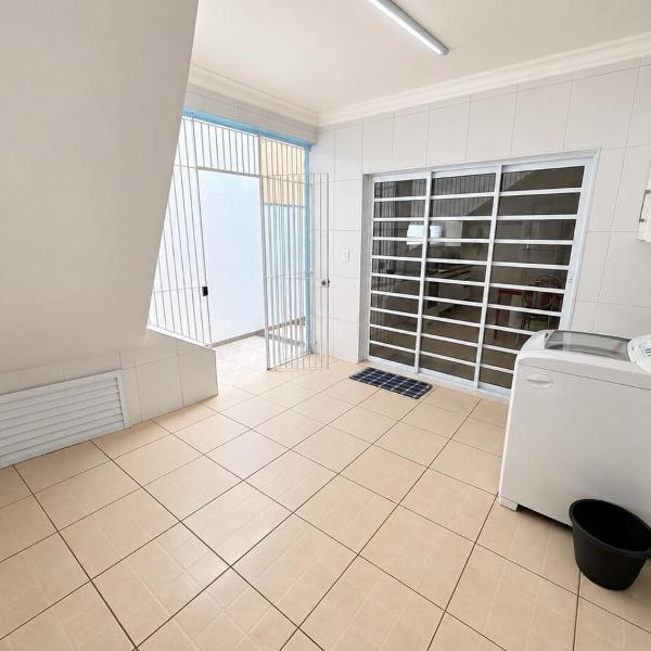 Casa Ampla 3 Quartos 2 garagem 300 metro do shopping - Foto 3