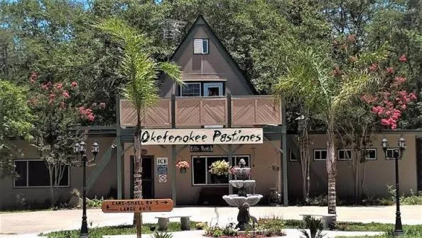 Okefenokee Pastimes Cabins and Campground, хотел в Folkston