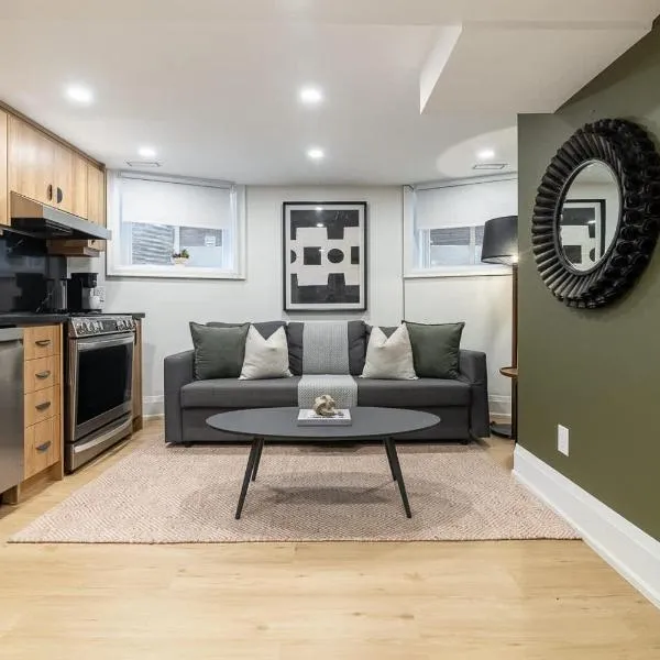 Stylish 2BR West End Oasis Near High Park: Toronto'da bir otel