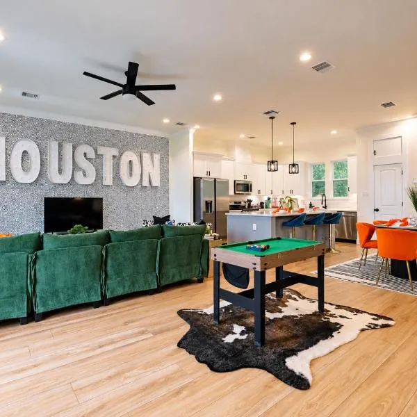 HTX Modern Retreat with Rooftop Cinema, Hotel in Houston