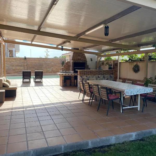 Chalet Villa Maria a 10 minutos de Puy du Fou, hotel i Burguillos de Toledo