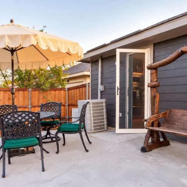 Great Group Getaway with Family Game Room - Secret Massage Nook - Private Patio - 2 Kings, hotell i Dallas