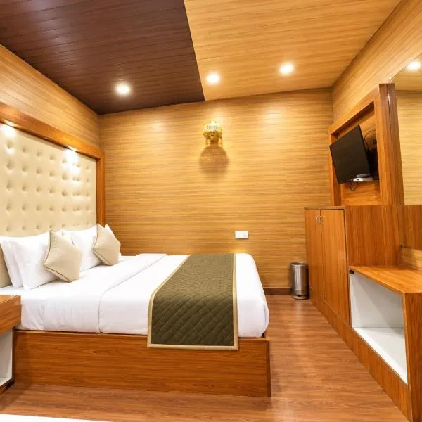 Hotel Flatties Lakeview Retreat Nainital Luxury Mall Road Hotel with Stylish Rooms & Serene Mountain Ambience, hotel di Nainital