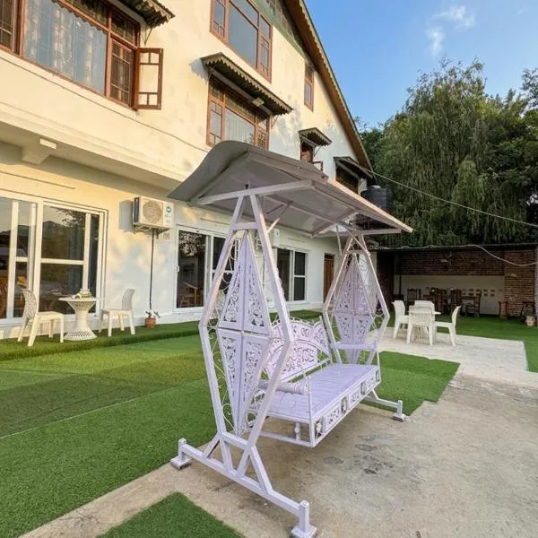 Pine Garden Heera Lodge Kasauli Near Mall Road Operated By Evening Sky, hotel i Kasauli
